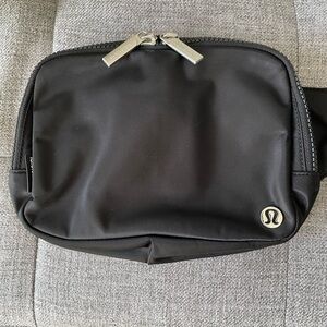 Lululemon 2L Black Belt Bag